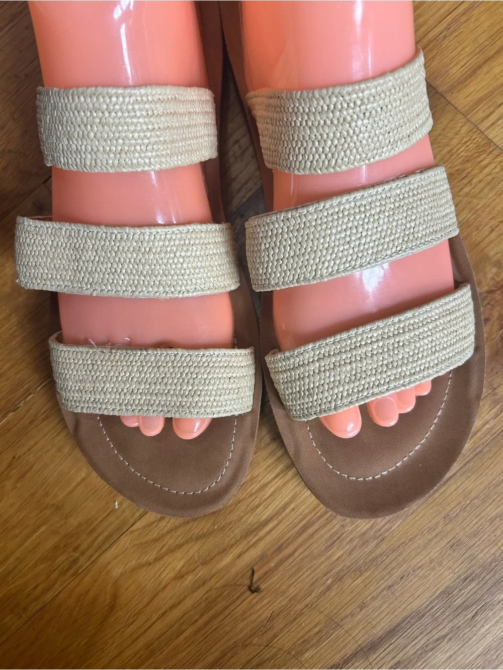 Cushionaire Women’s Indy 3 Band Stretch Slide Sandals Cream Fabric Straps Sz 10
